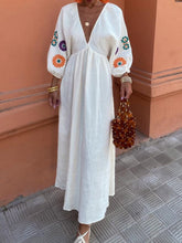 Rückenfreies Kleid mit Stickerei und V-Ausschnitt und Blumenmuster